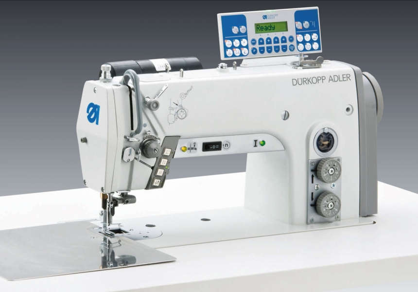 Runstitching and cutting with seperate driven edge trimmer